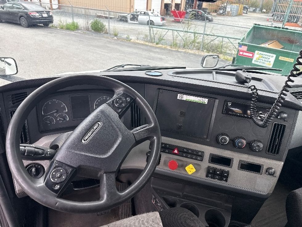 Day Cab Tractor-Heavy Duty Tractors-Freightliner-2018-T12664ST-New Bedford-MA-390,083\n\t\tmiles-$ 37,000 - Image 11