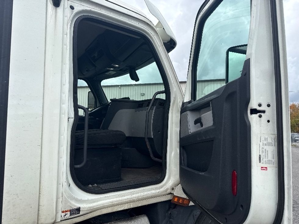Day Cab Tractor-Heavy Duty Tractors-Freightliner-2018-T12664ST-New Bedford-MA-390,083\n\t\tmiles-$ 37,000 - Image 12