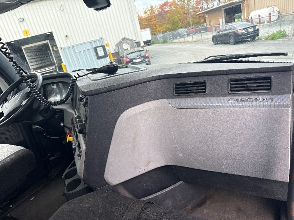 Day Cab Tractor-Heavy Duty Tractors-Freightliner-2018-T12664ST-New Bedford-MA-390,083\n\t\tmiles-$ 37,000 - Image 13