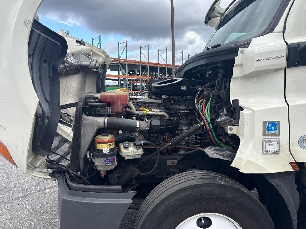 Day Cab Tractor-Heavy Duty Tractors-Freightliner-2018-T12664ST-New Bedford-MA-390,083\n\t\tmiles-$ 37,000 - Image 16