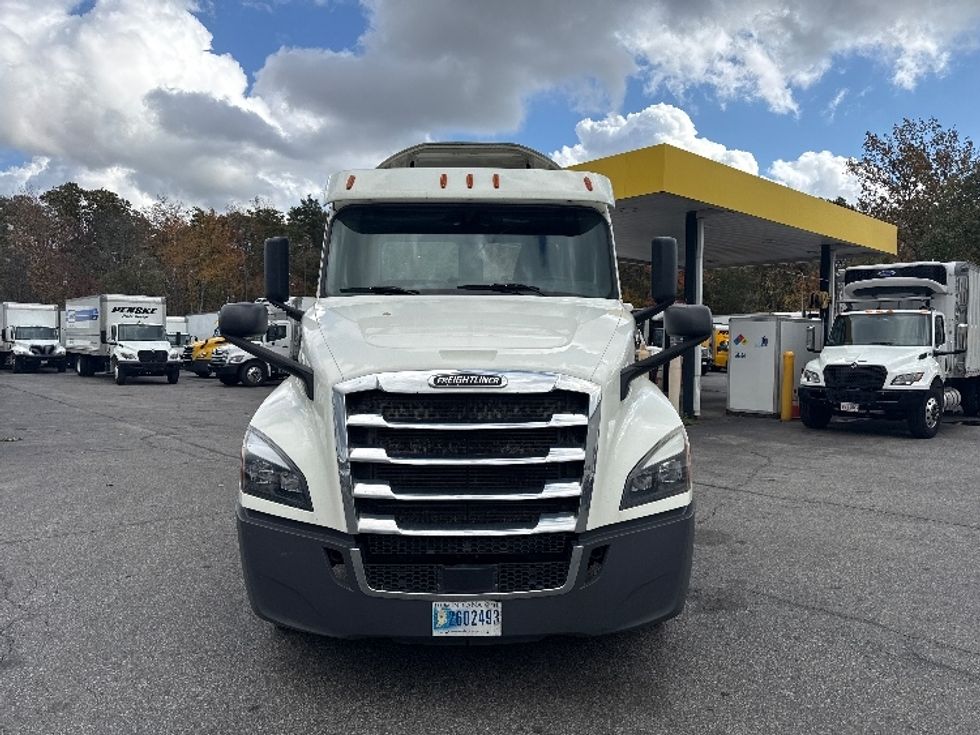 Day Cab Tractor-Heavy Duty Tractors-Freightliner-2018-T12664ST-New Bedford-MA-390,083\n\t\tmiles-$ 37,000 - Image 2