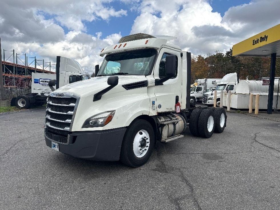 Day Cab Tractor-Heavy Duty Tractors-Freightliner-2018-T12664ST-New Bedford-MA-390,083\n\t\tmiles-$ 37,000 - Image 3