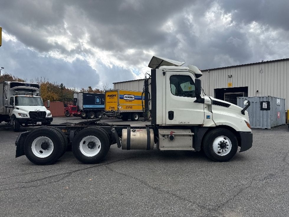 Day Cab Tractor-Heavy Duty Tractors-Freightliner-2018-T12664ST-New Bedford-MA-390,083\n\t\tmiles-$ 37,000 - Image 8