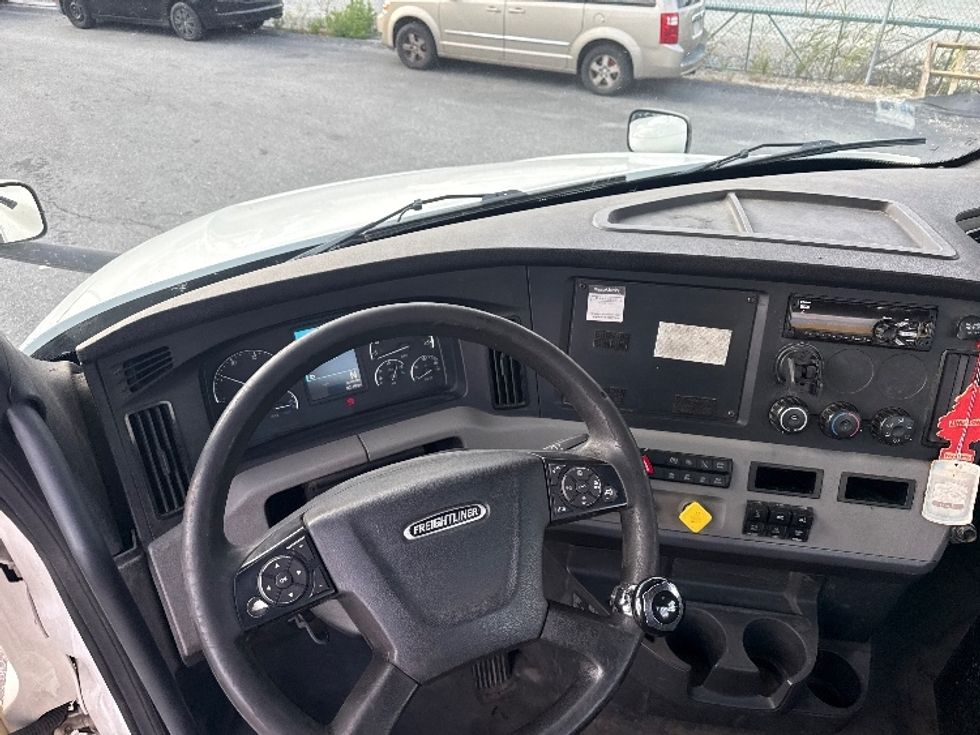 Day Cab Tractor-Heavy Duty Tractors-Freightliner-2018-T12664ST-New Bedford-MA-528,627\n\t\tmiles-$ 31,500 - Image 10