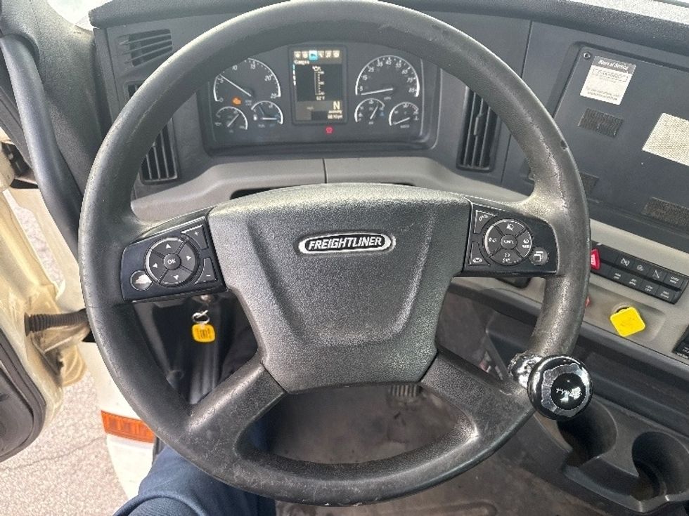Day Cab Tractor-Heavy Duty Tractors-Freightliner-2018-T12664ST-New Bedford-MA-528,627\n\t\tmiles-$ 31,500 - Image 11