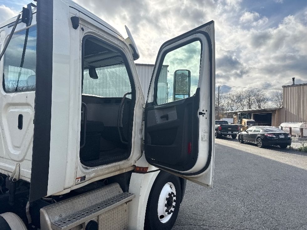 Day Cab Tractor-Heavy Duty Tractors-Freightliner-2018-T12664ST-New Bedford-MA-528,627\n\t\tmiles-$ 31,500 - Image 12