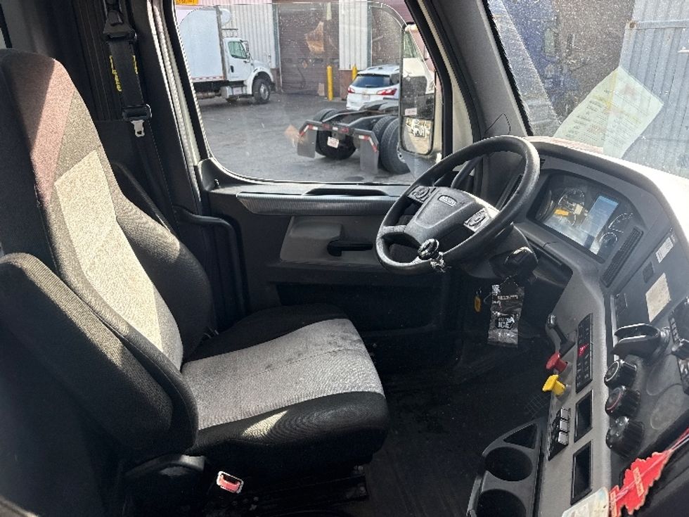 Day Cab Tractor-Heavy Duty Tractors-Freightliner-2018-T12664ST-New Bedford-MA-528,627\n\t\tmiles-$ 31,500 - Image 14