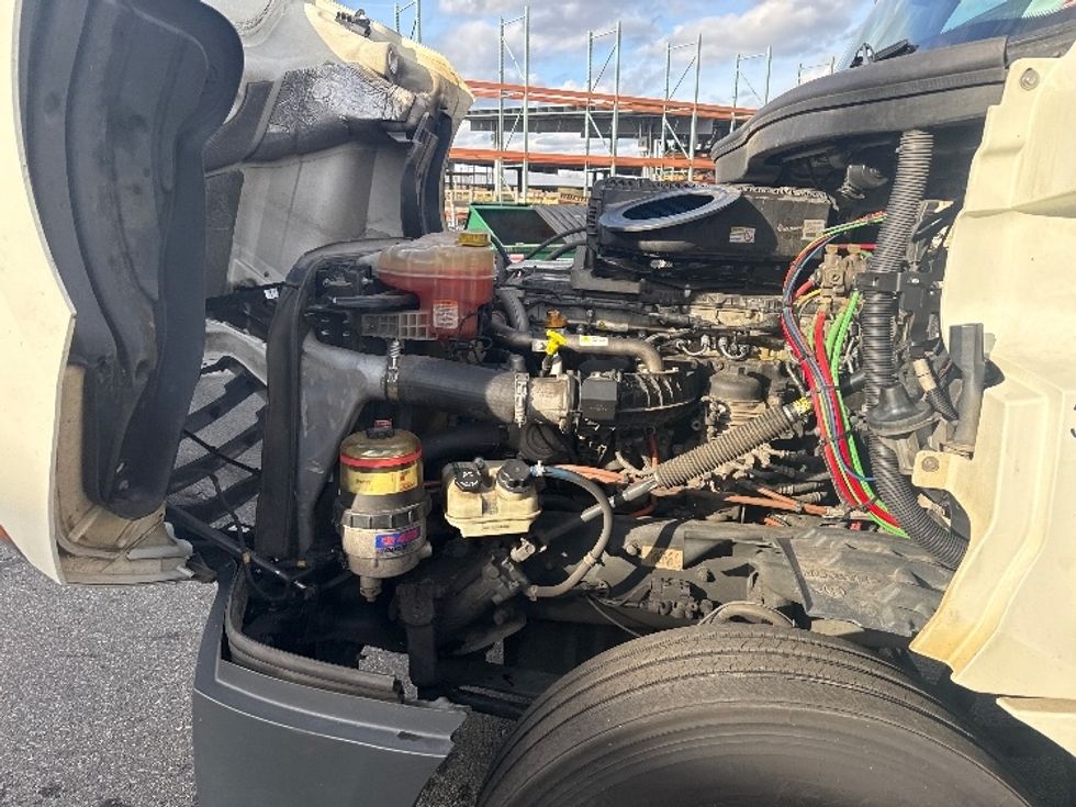 Day Cab Tractor-Heavy Duty Tractors-Freightliner-2018-T12664ST-New Bedford-MA-528,627\n\t\tmiles-$ 31,500 - Image 16