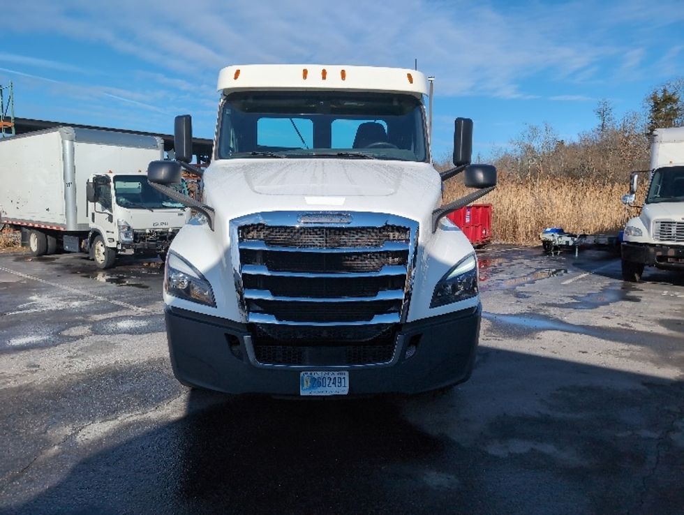 Day Cab Tractor-Heavy Duty Tractors-Freightliner-2018-T12664ST-New Bedford-MA-528,627\n\t\tmiles-$ 31,500 - Image 2