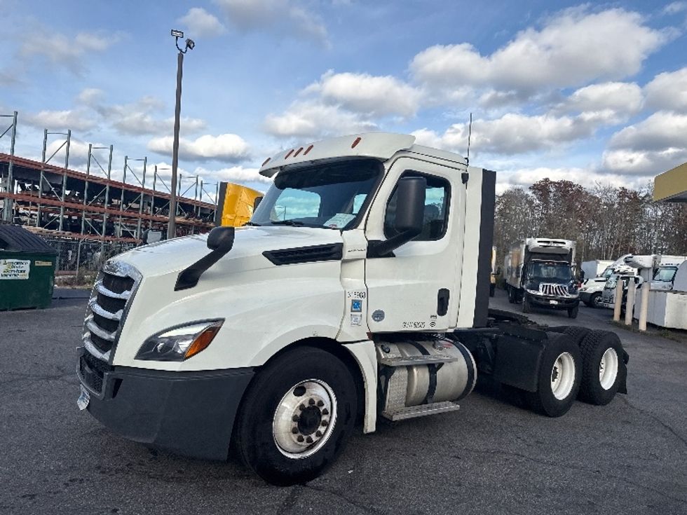 Day Cab Tractor-Heavy Duty Tractors-Freightliner-2018-T12664ST-New Bedford-MA-528,627\n\t\tmiles-$ 31,500 - Image 3