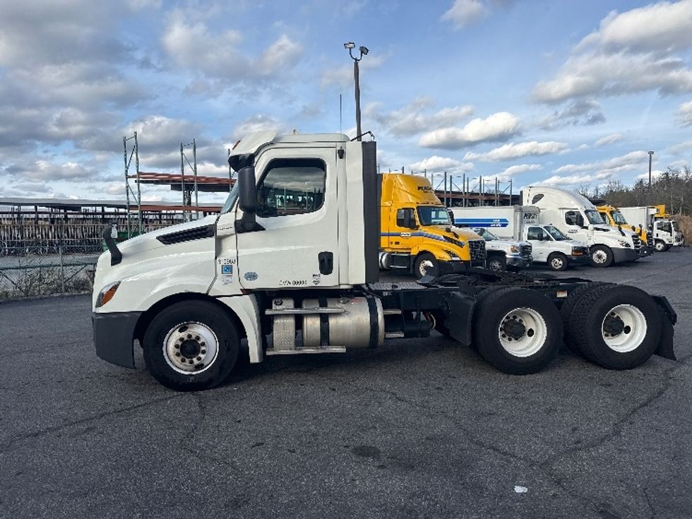 Day Cab Tractor-Heavy Duty Tractors-Freightliner-2018-T12664ST-New Bedford-MA-528,627\n\t\tmiles-$ 31,500 - Image 4