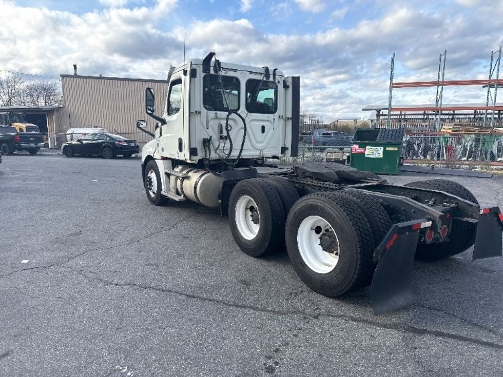 Day Cab Tractor-Heavy Duty Tractors-Freightliner-2018-T12664ST-New Bedford-MA-528,627\n\t\tmiles-$ 31,500 - Image 5