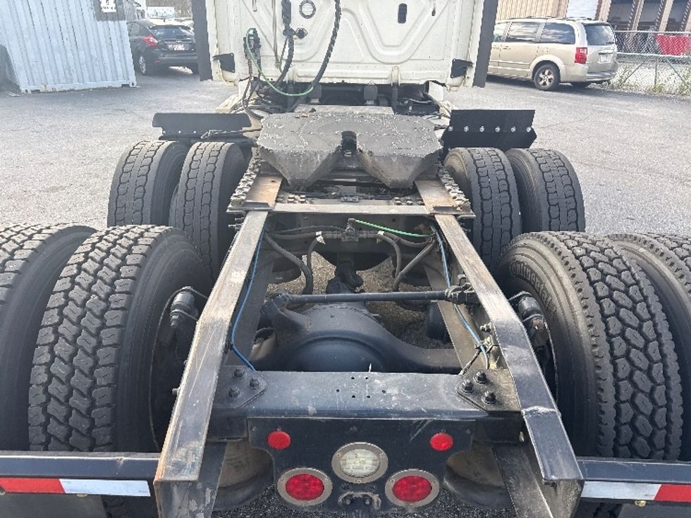 Day Cab Tractor-Heavy Duty Tractors-Freightliner-2018-T12664ST-New Bedford-MA-528,627\n\t\tmiles-$ 31,500 - Image 6