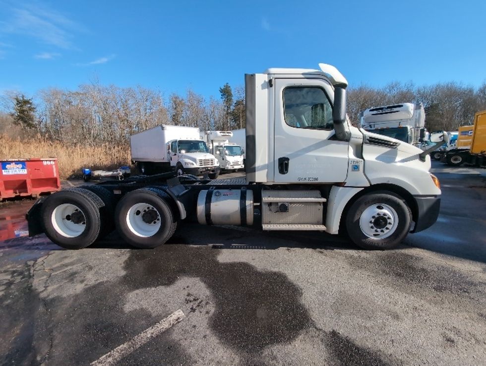 Day Cab Tractor-Heavy Duty Tractors-Freightliner-2018-T12664ST-New Bedford-MA-528,627\n\t\tmiles-$ 31,500 - Image 8