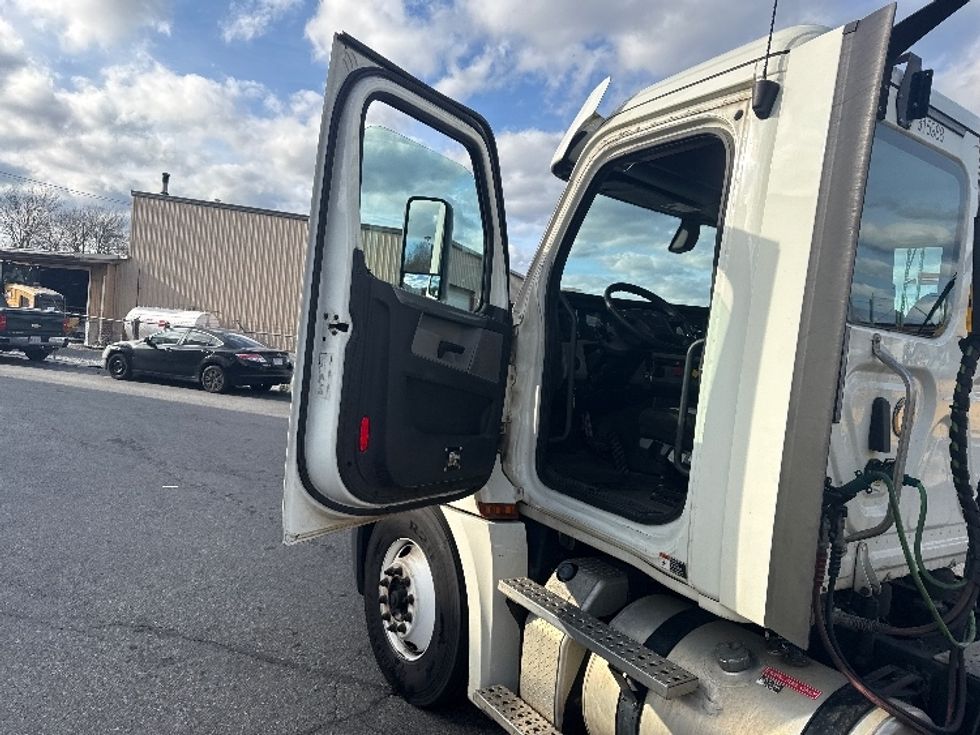 Day Cab Tractor-Heavy Duty Tractors-Freightliner-2018-T12664ST-New Bedford-MA-528,627\n\t\tmiles-$ 31,500 - Image 9