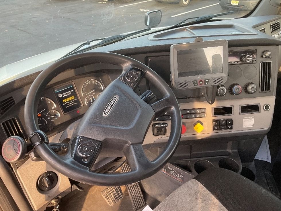 Day Cab Tractor-Heavy Duty Tractors-Freightliner-2018-T12664ST-New Castle-DE-209,930\n\t\tmiles-$ 57,750 - Image 11