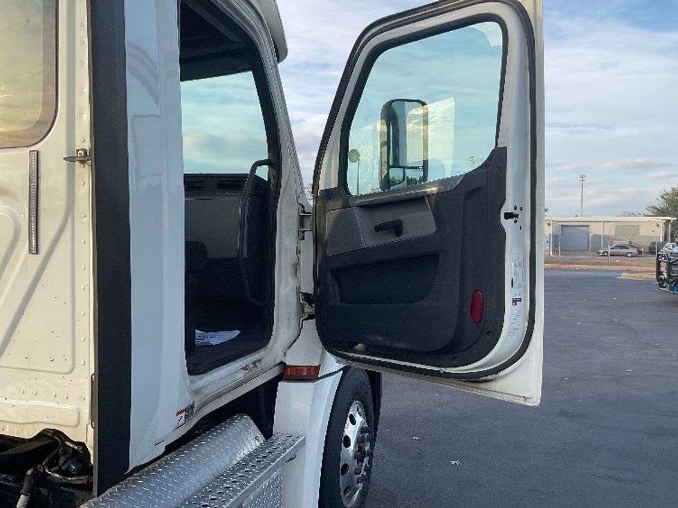 Day Cab Tractor-Heavy Duty Tractors-Freightliner-2018-T12664ST-New Castle-DE-209,930\n\t\tmiles-$ 57,750 - Image 12