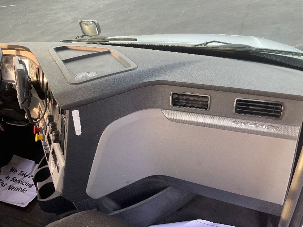 Day Cab Tractor-Heavy Duty Tractors-Freightliner-2018-T12664ST-New Castle-DE-209,930\n\t\tmiles-$ 57,750 - Image 13