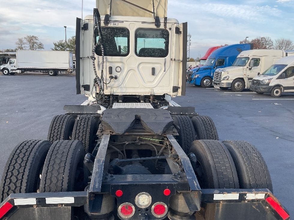 Day Cab Tractor-Heavy Duty Tractors-Freightliner-2018-T12664ST-New Castle-DE-209,930\n\t\tmiles-$ 57,750 - Image 6