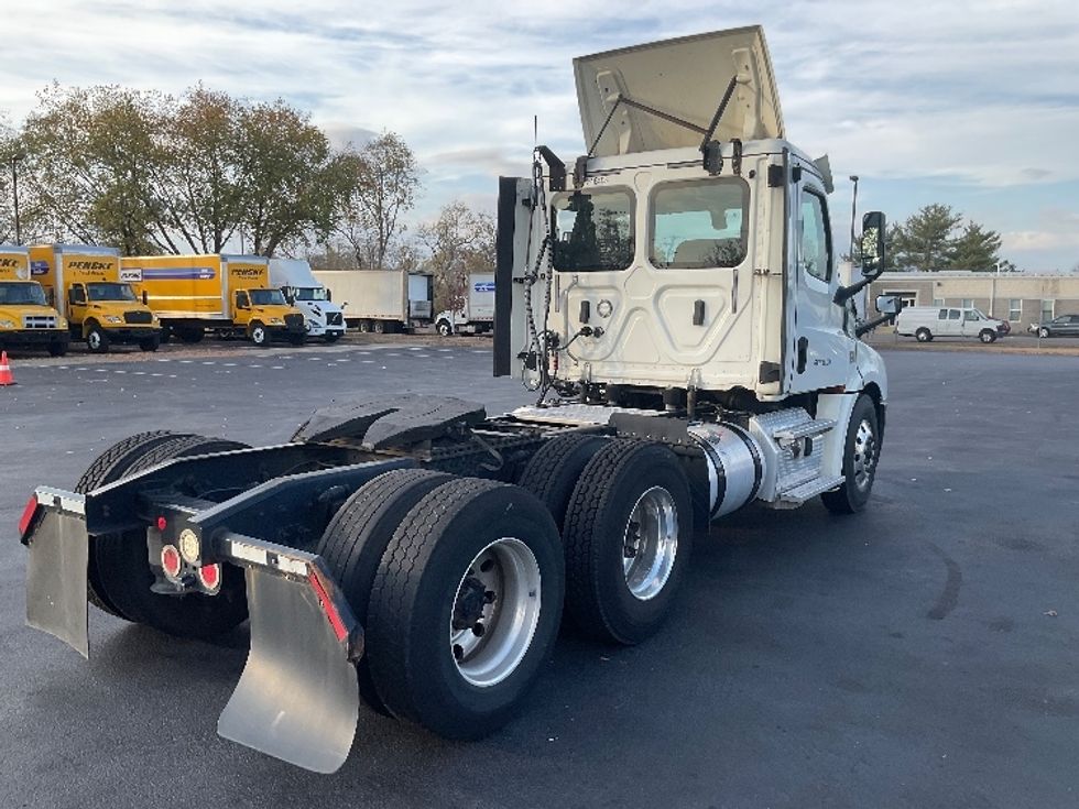 Day Cab Tractor-Heavy Duty Tractors-Freightliner-2018-T12664ST-New Castle-DE-209,930\n\t\tmiles-$ 57,750 - Image 7
