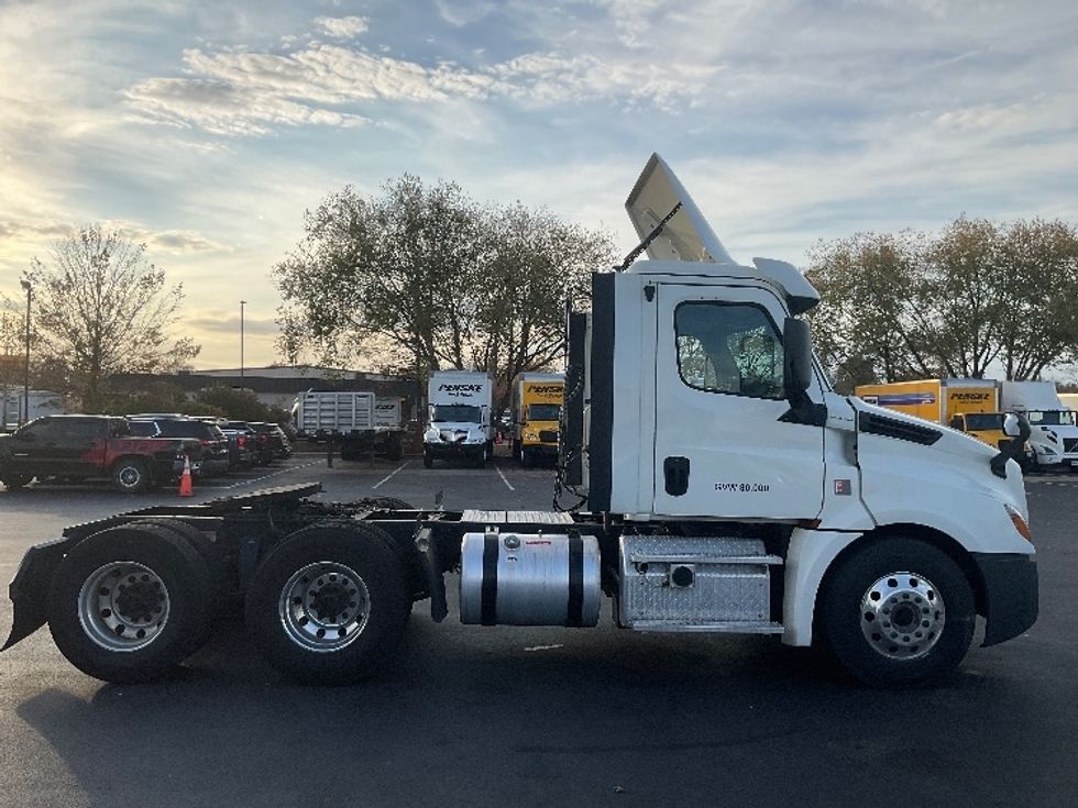 Day Cab Tractor-Heavy Duty Tractors-Freightliner-2018-T12664ST-New Castle-DE-209,930\n\t\tmiles-$ 57,750 - Image 8