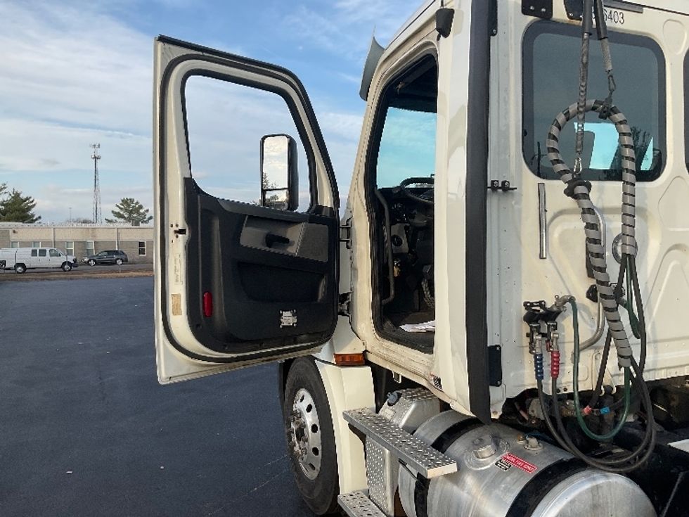 Day Cab Tractor-Heavy Duty Tractors-Freightliner-2018-T12664ST-New Castle-DE-209,930\n\t\tmiles-$ 57,750 - Image 9