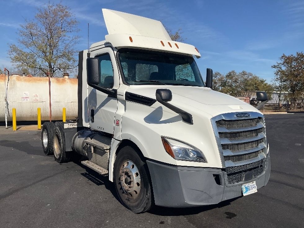 Day Cab Tractor-Heavy Duty Tractors-Freightliner-2018-T12664ST-New Castle-DE-243,110\n\t\tmiles-$ 55,000 - Image 1