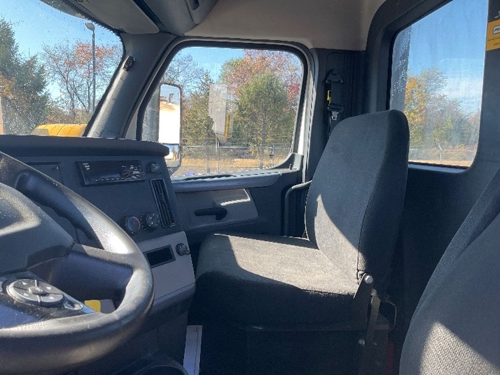 Day Cab Tractor-Heavy Duty Tractors-Freightliner-2018-T12664ST-New Castle-DE-243,110\n\t\tmiles-$ 55,000 - Image 10