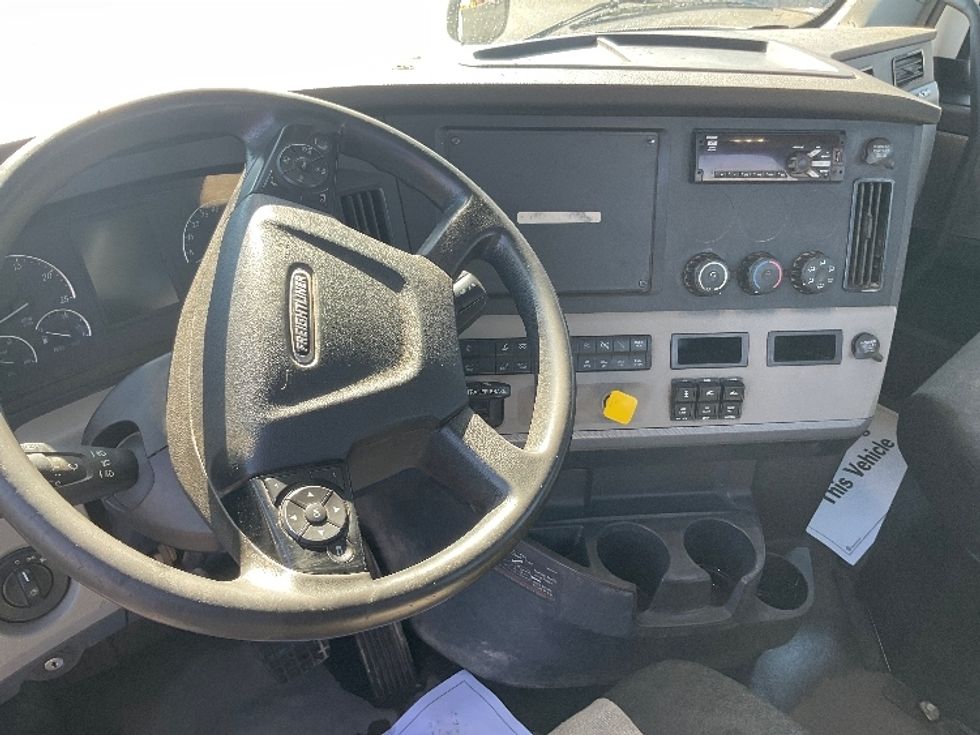 Day Cab Tractor-Heavy Duty Tractors-Freightliner-2018-T12664ST-New Castle-DE-243,110\n\t\tmiles-$ 55,000 - Image 11