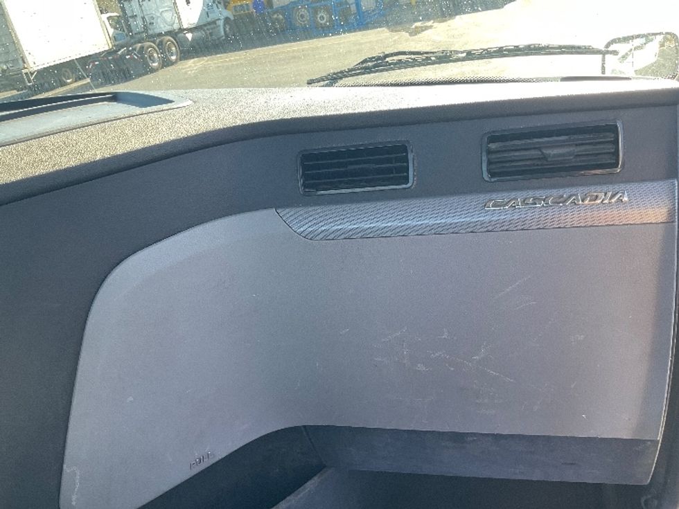 Day Cab Tractor-Heavy Duty Tractors-Freightliner-2018-T12664ST-New Castle-DE-243,110\n\t\tmiles-$ 55,000 - Image 13