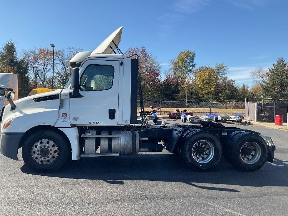 Day Cab Tractor-Heavy Duty Tractors-Freightliner-2018-T12664ST-New Castle-DE-243,110\n\t\tmiles-$ 55,000 - Image 4