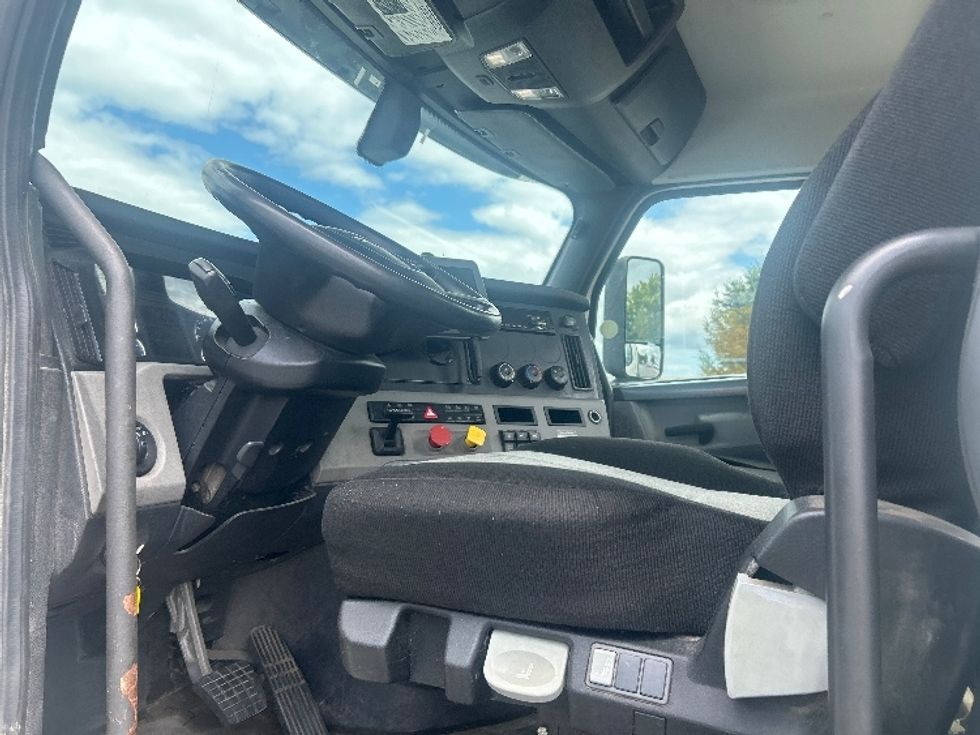 Day Cab Tractor-Heavy Duty Tractors-Freightliner-2018-T12664ST-New Castle-DE-255,116\n\t\tmiles-$ 44,000 - Image 10