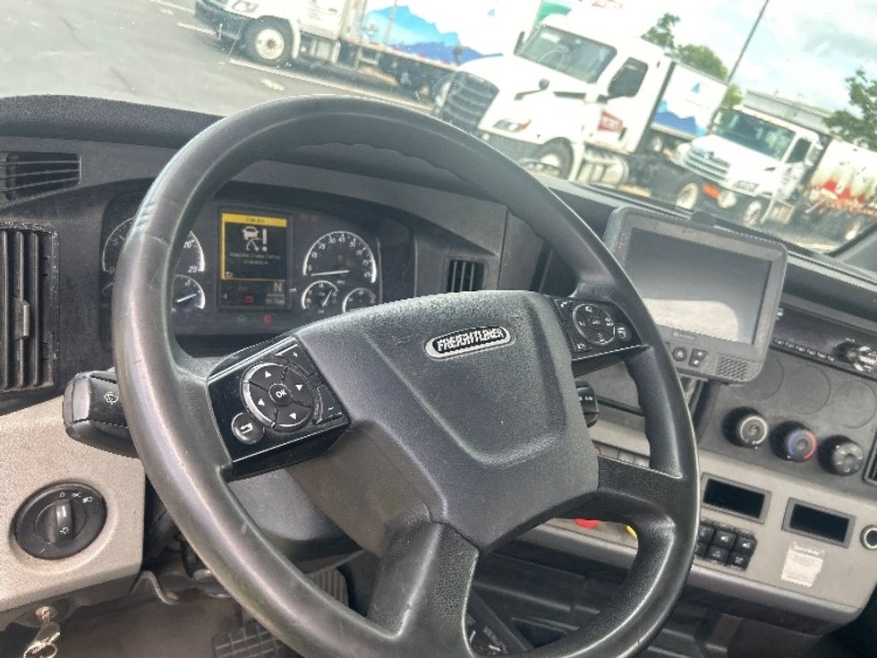 Day Cab Tractor-Heavy Duty Tractors-Freightliner-2018-T12664ST-New Castle-DE-255,116\n\t\tmiles-$ 44,000 - Image 11
