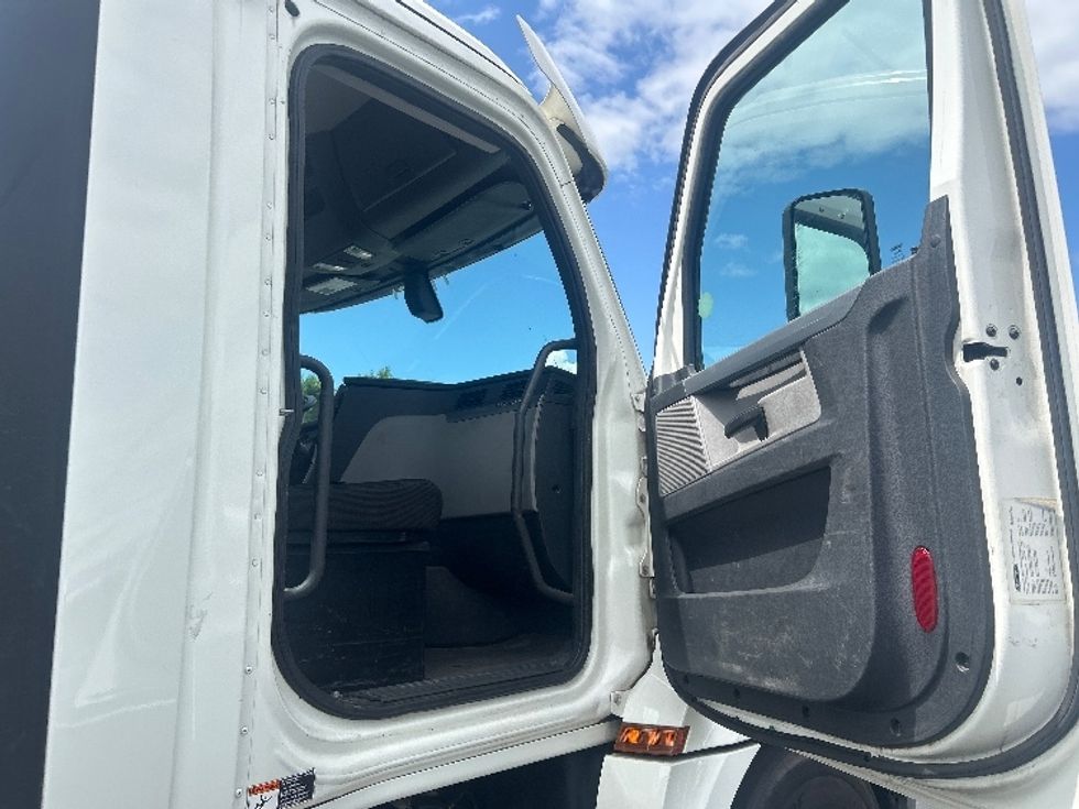 Day Cab Tractor-Heavy Duty Tractors-Freightliner-2018-T12664ST-New Castle-DE-255,116\n\t\tmiles-$ 44,000 - Image 12