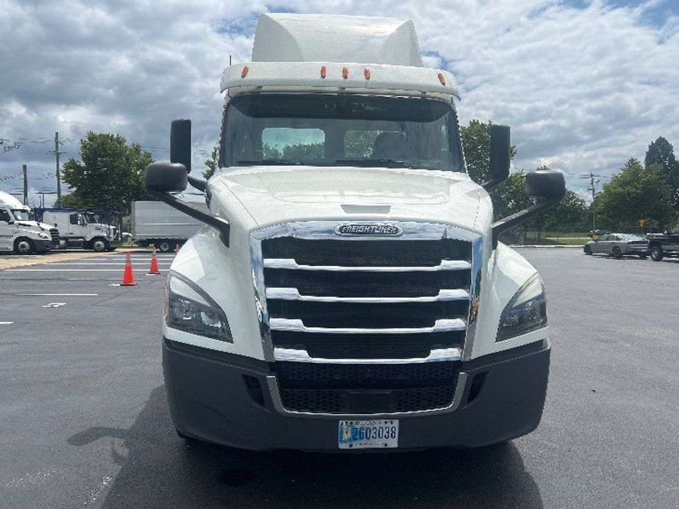 Day Cab Tractor-Heavy Duty Tractors-Freightliner-2018-T12664ST-New Castle-DE-255,116\n\t\tmiles-$ 44,000 - Image 2