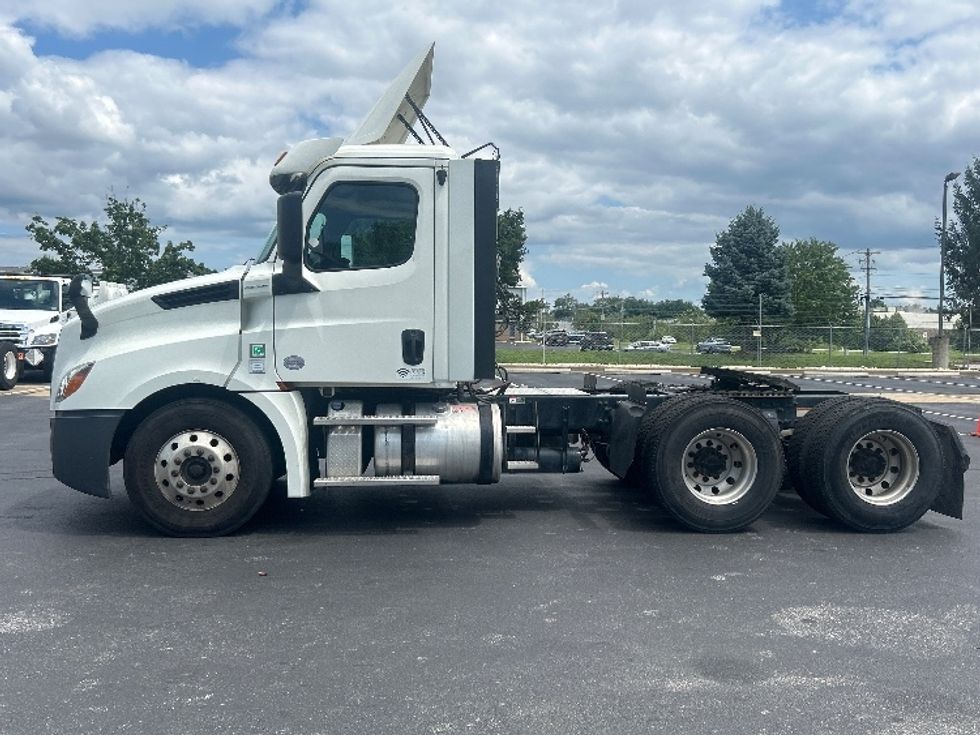 Day Cab Tractor-Heavy Duty Tractors-Freightliner-2018-T12664ST-New Castle-DE-255,116\n\t\tmiles-$ 44,000 - Image 4