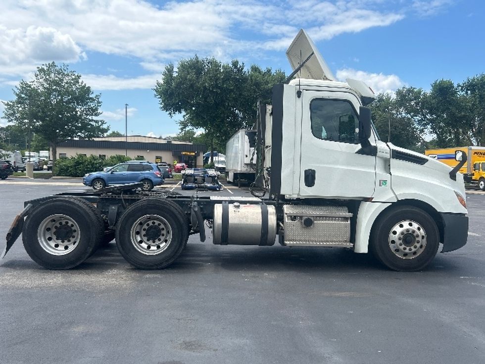 Day Cab Tractor-Heavy Duty Tractors-Freightliner-2018-T12664ST-New Castle-DE-255,116\n\t\tmiles-$ 44,000 - Image 8