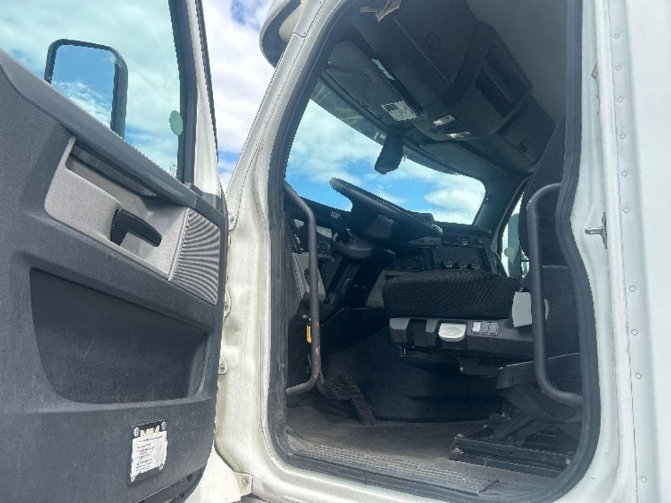 Day Cab Tractor-Heavy Duty Tractors-Freightliner-2018-T12664ST-New Castle-DE-255,116\n\t\tmiles-$ 44,000 - Image 9