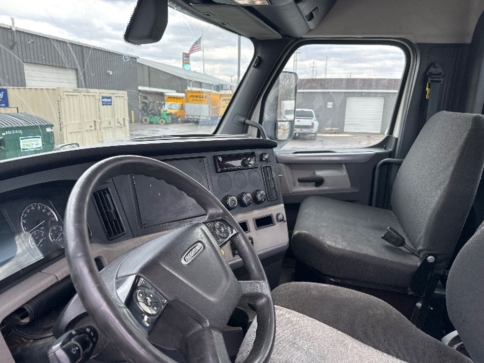 Day Cab Tractor-Heavy Duty Tractors-Freightliner-2018-T12664ST-Newark-OH-461,897\n\t\tmiles-$ 42,000 - Image 10