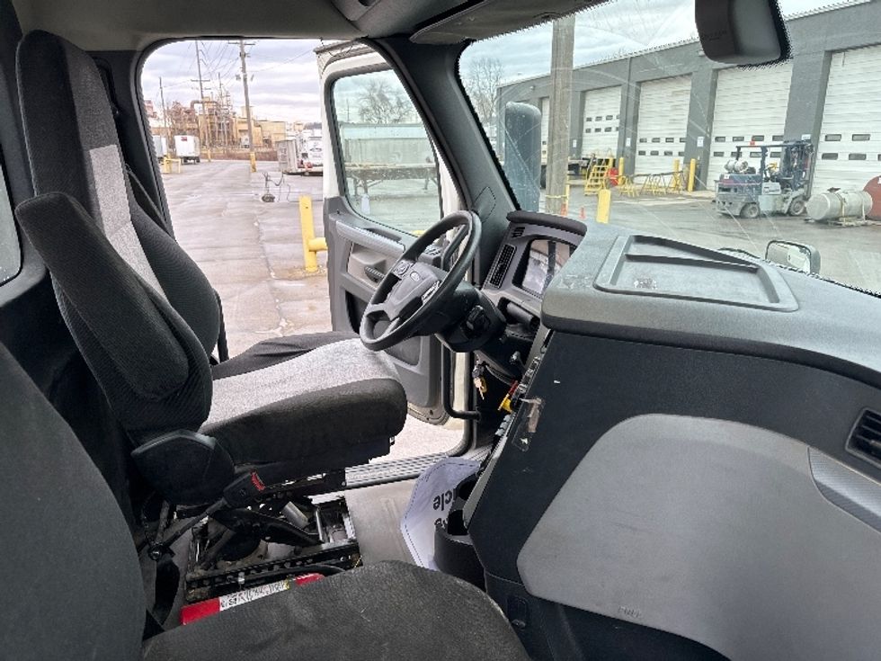 Day Cab Tractor-Heavy Duty Tractors-Freightliner-2018-T12664ST-Newark-OH-461,897\n\t\tmiles-$ 42,000 - Image 14