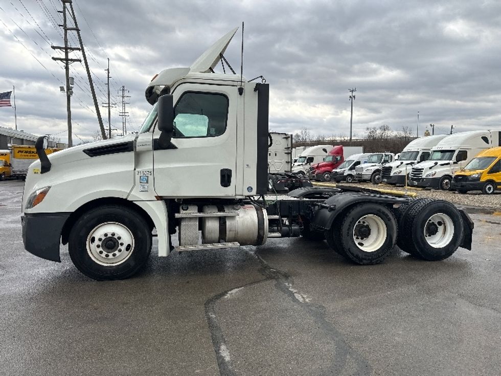 Day Cab Tractor-Heavy Duty Tractors-Freightliner-2018-T12664ST-Newark-OH-461,897\n\t\tmiles-$ 42,000 - Image 4