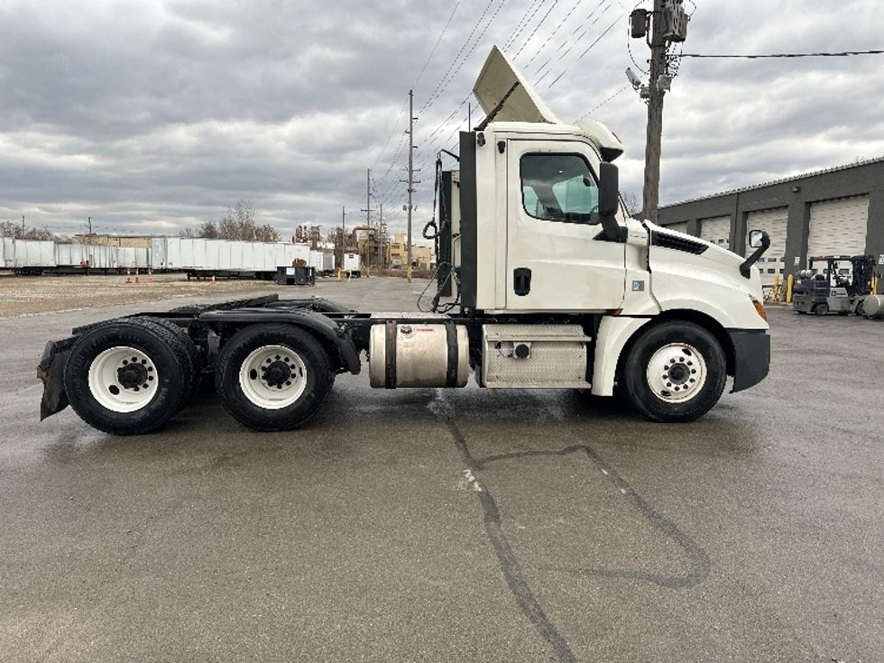 Day Cab Tractor-Heavy Duty Tractors-Freightliner-2018-T12664ST-Newark-OH-461,897\n\t\tmiles-$ 42,000 - Image 8