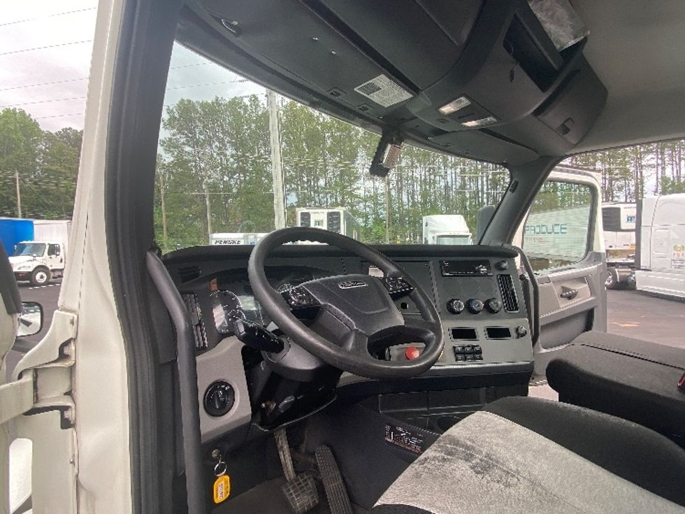 Day Cab Tractor-Heavy Duty Tractors-Freightliner-2018-T12664ST-Newnan-GA-664,945\n\t\tmiles-$ 26,750 - Image 10