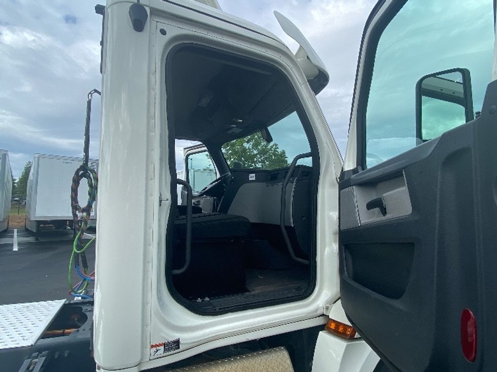Day Cab Tractor-Heavy Duty Tractors-Freightliner-2018-T12664ST-Newnan-GA-664,945\n\t\tmiles-$ 26,750 - Image 12