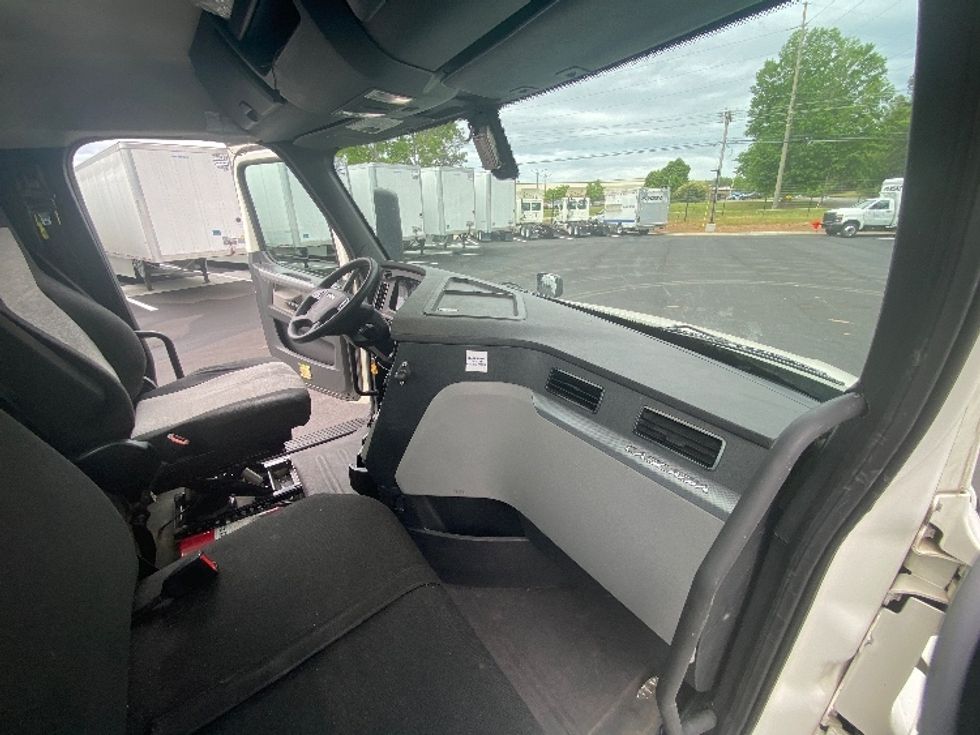 Day Cab Tractor-Heavy Duty Tractors-Freightliner-2018-T12664ST-Newnan-GA-664,945\n\t\tmiles-$ 26,750 - Image 13