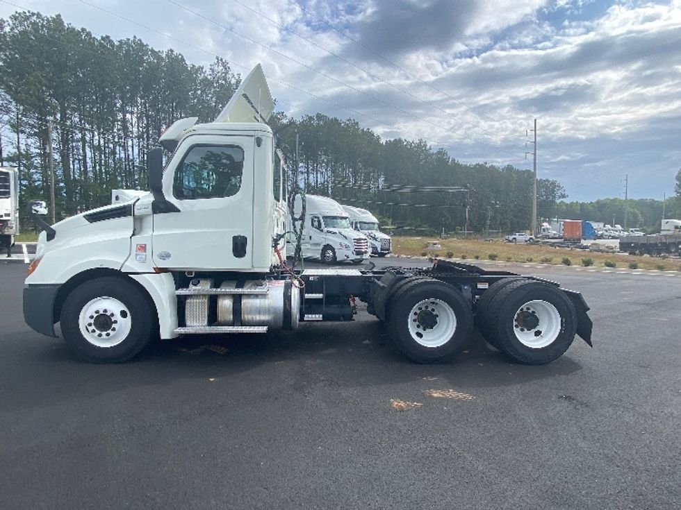 Day Cab Tractor-Heavy Duty Tractors-Freightliner-2018-T12664ST-Newnan-GA-664,945\n\t\tmiles-$ 26,750 - Image 4