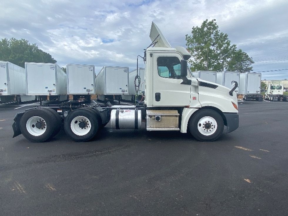 Day Cab Tractor-Heavy Duty Tractors-Freightliner-2018-T12664ST-Newnan-GA-664,945\n\t\tmiles-$ 26,750 - Image 8
