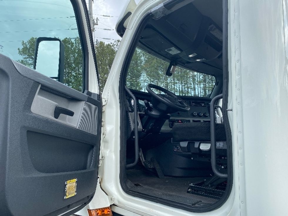 Day Cab Tractor-Heavy Duty Tractors-Freightliner-2018-T12664ST-Newnan-GA-664,945\n\t\tmiles-$ 26,750 - Image 9