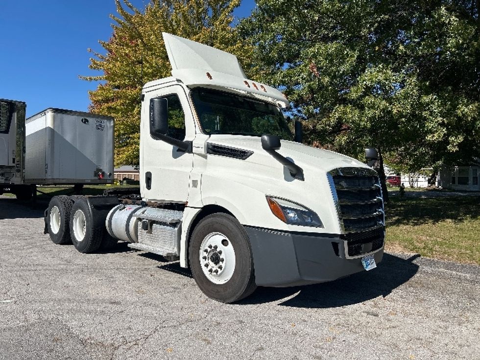 Day Cab Tractor-Heavy Duty Tractors-Freightliner-2018-T12664ST-Norwalk-OH-506,046\n\t\tmiles-$ 39,750 - Image 1