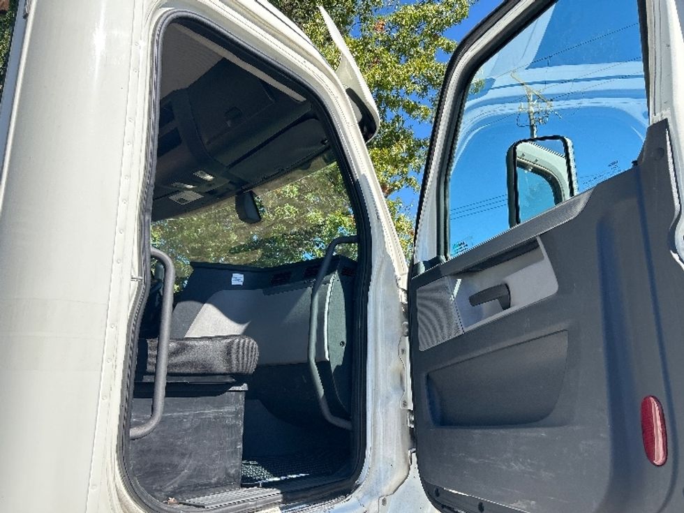 Day Cab Tractor-Heavy Duty Tractors-Freightliner-2018-T12664ST-Norwalk-OH-506,046\n\t\tmiles-$ 39,750 - Image 12